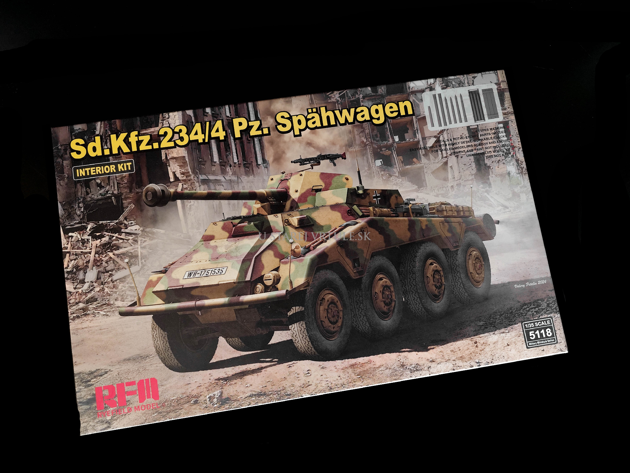 Sd.Kfz.234/4 Pz.Spähwagen with FULL INTERIOR 1/35