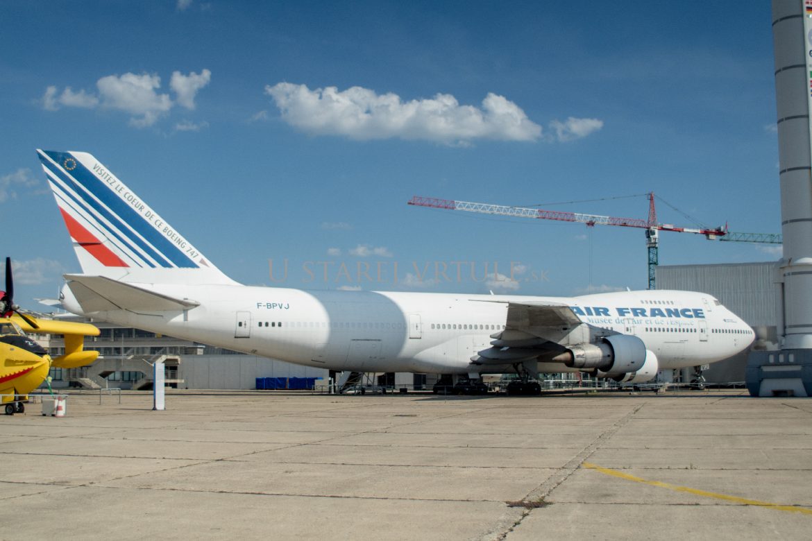Boeing B747-128 Jumbo Jet