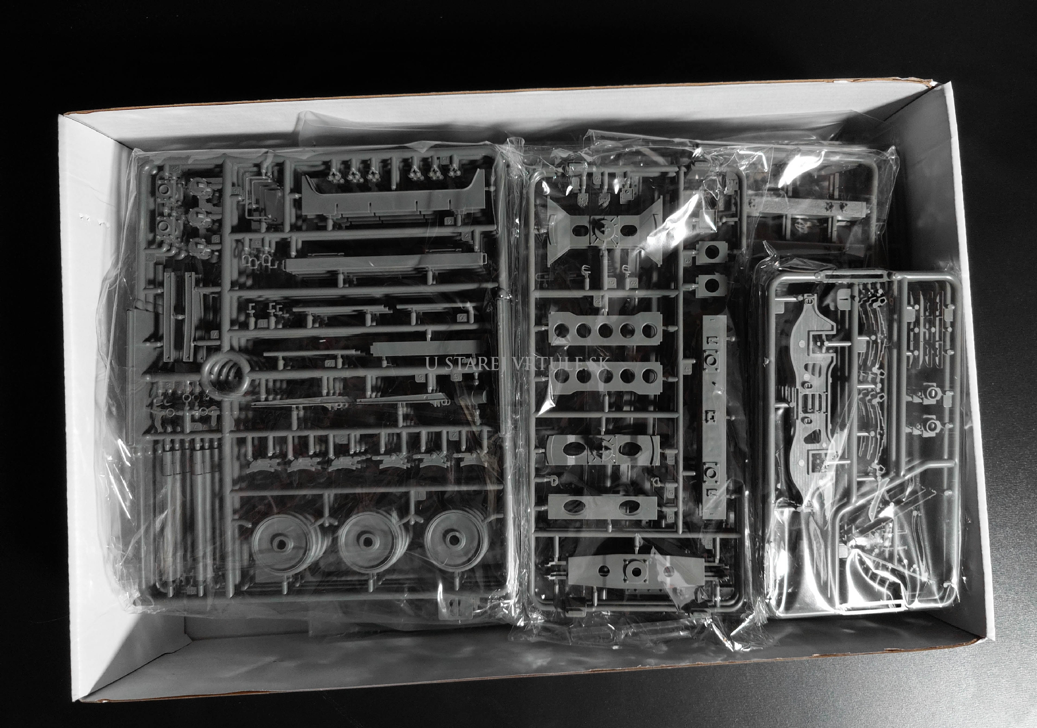 7.5cm PAK.40/1 auf. Gw.Lr.s.(f) Sd.Kfz.135 Marder I German 50 ton type SSy45 Flatcar Schwerer Platformwagen 1/35 - rozbalený